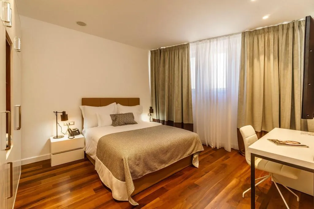 Room, Oasis Life, Split