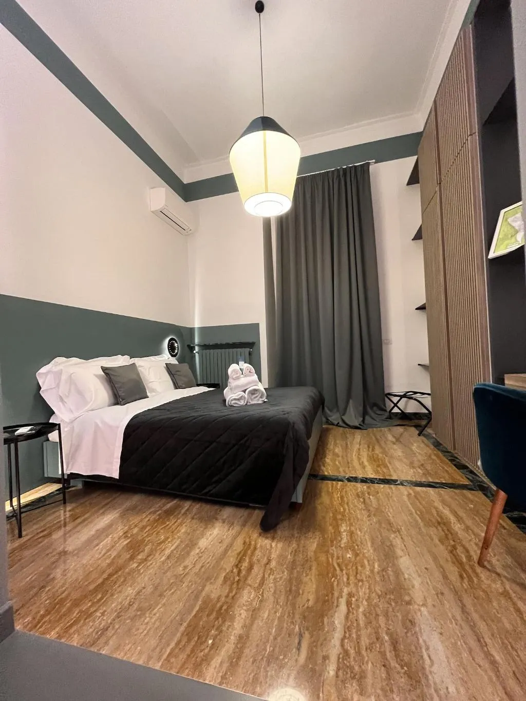 Room, Rettifilo 311, Naples