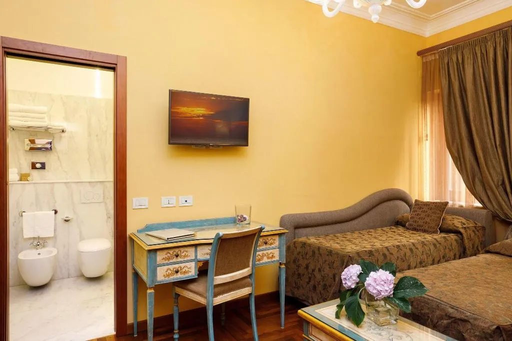 QUADRUPLE SUPERIOR WITH DOUBLE BED Room, Hotel Palazzo Guardati, Naples