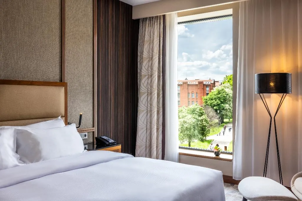 DOUBLE GUEST ROOM KING BED Room, Hilton Gdansk, Gdansk