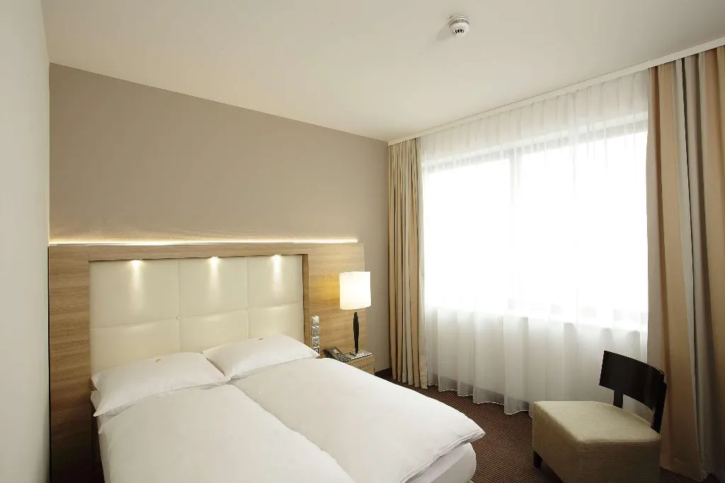 Room, H4 Hotel Berlin Alexanderplatz, Berlin