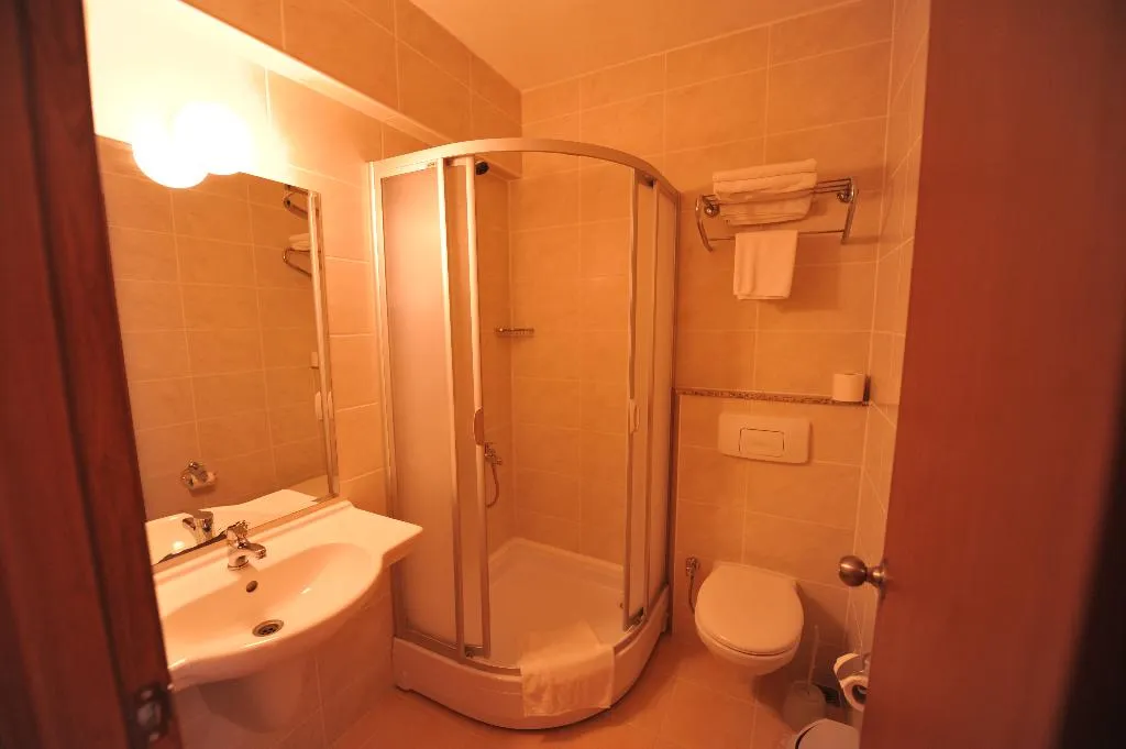 Room, The Tower, Dalaman