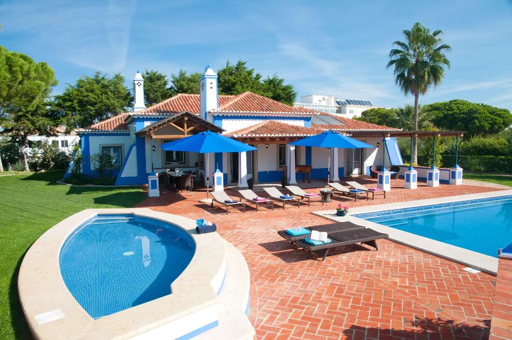 VILLA THREE BEDROOMS Room, Shantivillas, Algarve