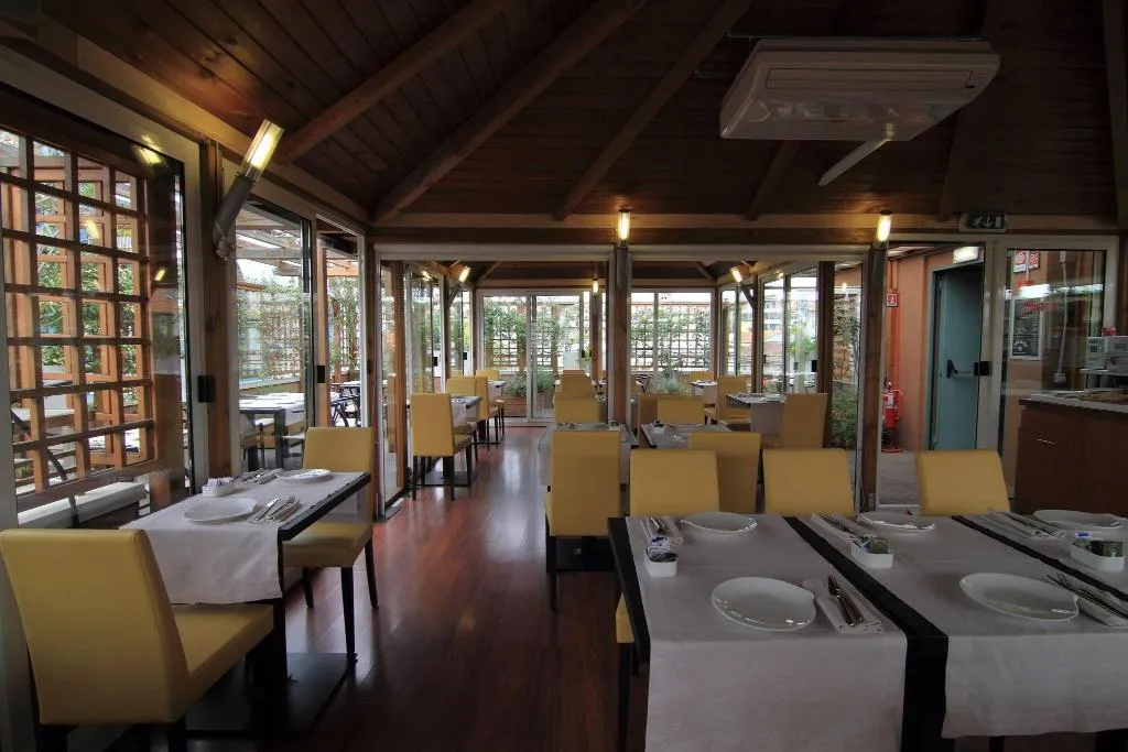 Restaurant, Metro, Milan