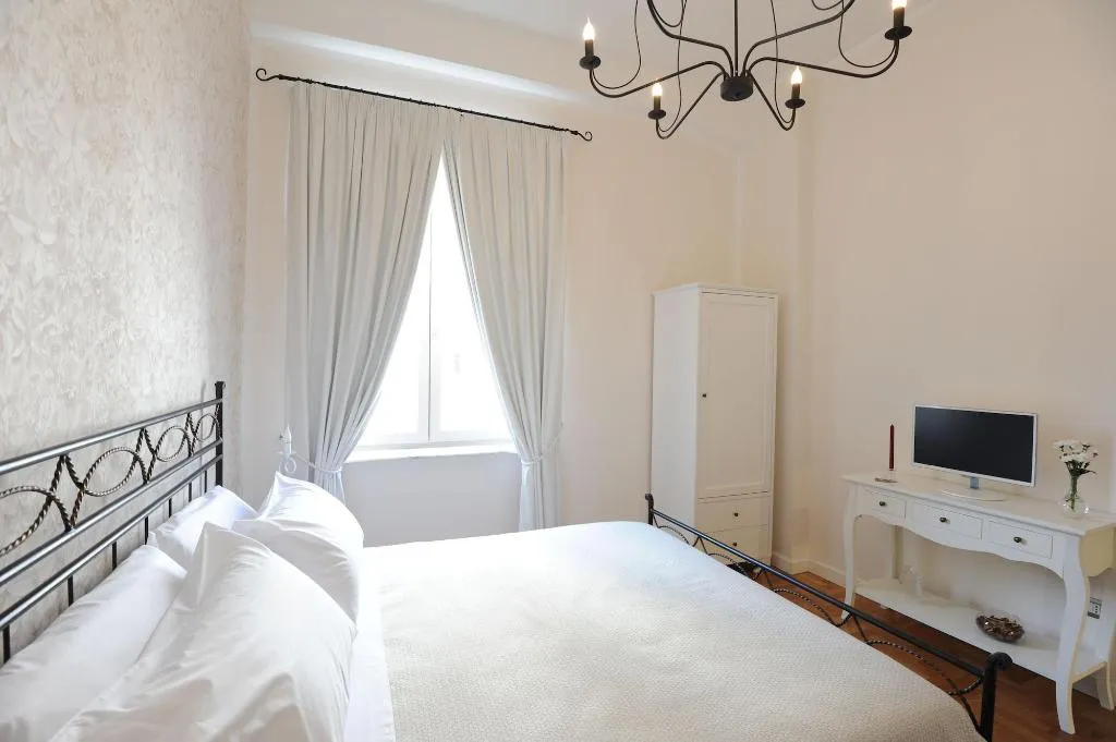 Room, Residenza Borbonica, Naples
