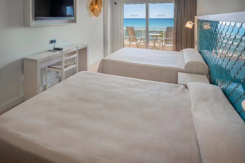 QUADRUPLE PREMIUM Room, Caprici Beach Hotel & Spa, Costa Brava