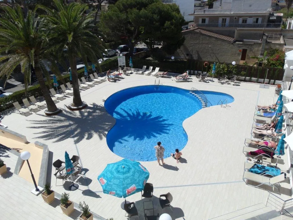 Pool, Maracaibo, Majorca