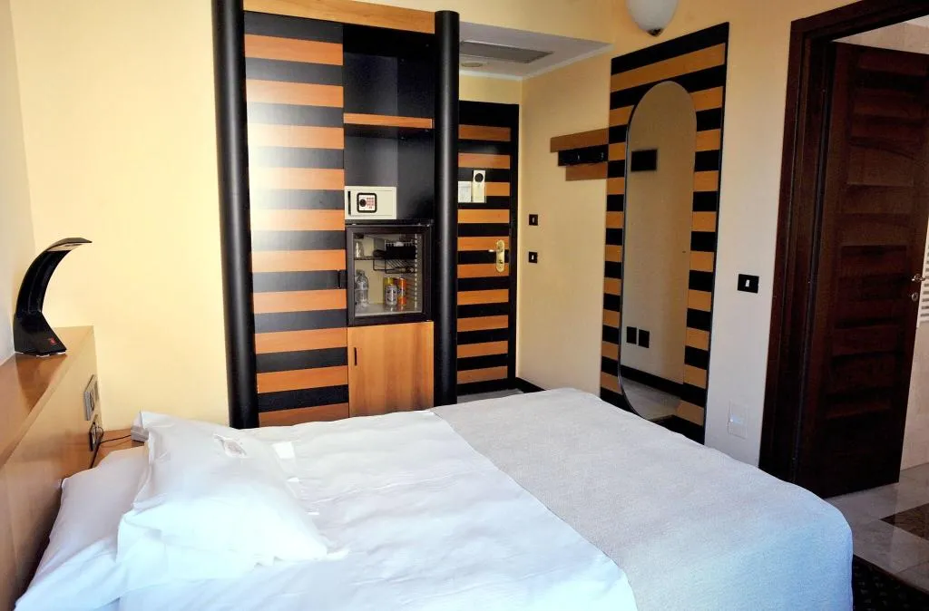 Room, Santa Barbara, Milan