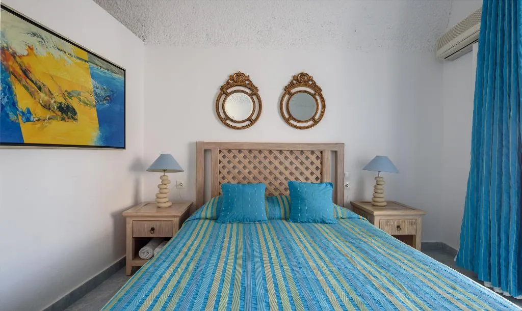 Double or Twin CLASSIC Room, Alesahne Beach, Santorini