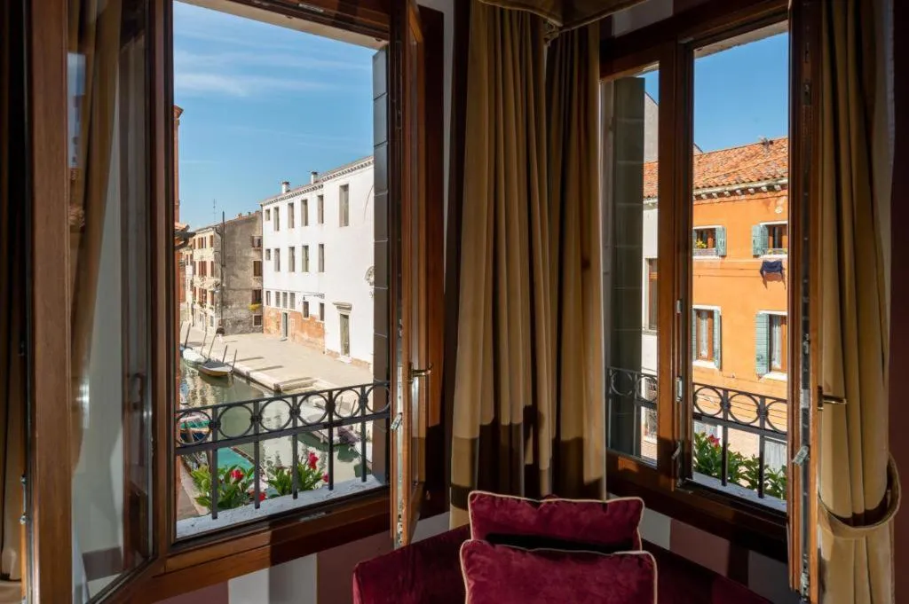 Room, Tiziano, Venice