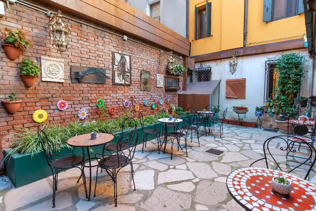 Terrace, La Fenice et des Artistes, Venice