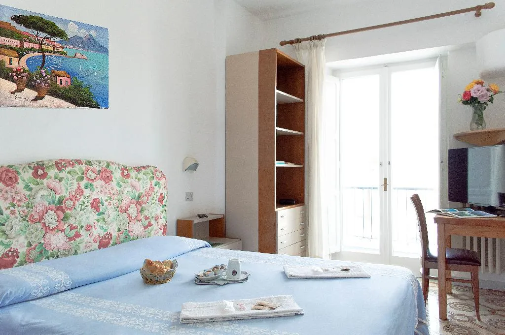 QUADRUPLE STANDARD Room, La Maggioressa, Naples