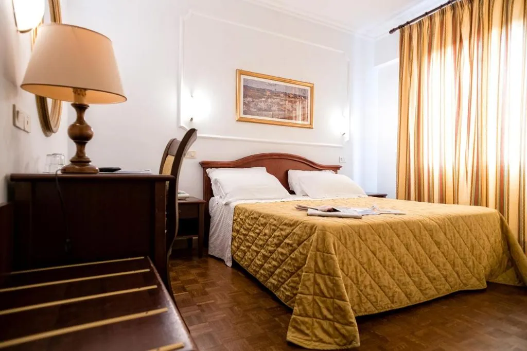QUADRUPLE SUPERIOR Room, Grand Hotel Italia, Perugia
