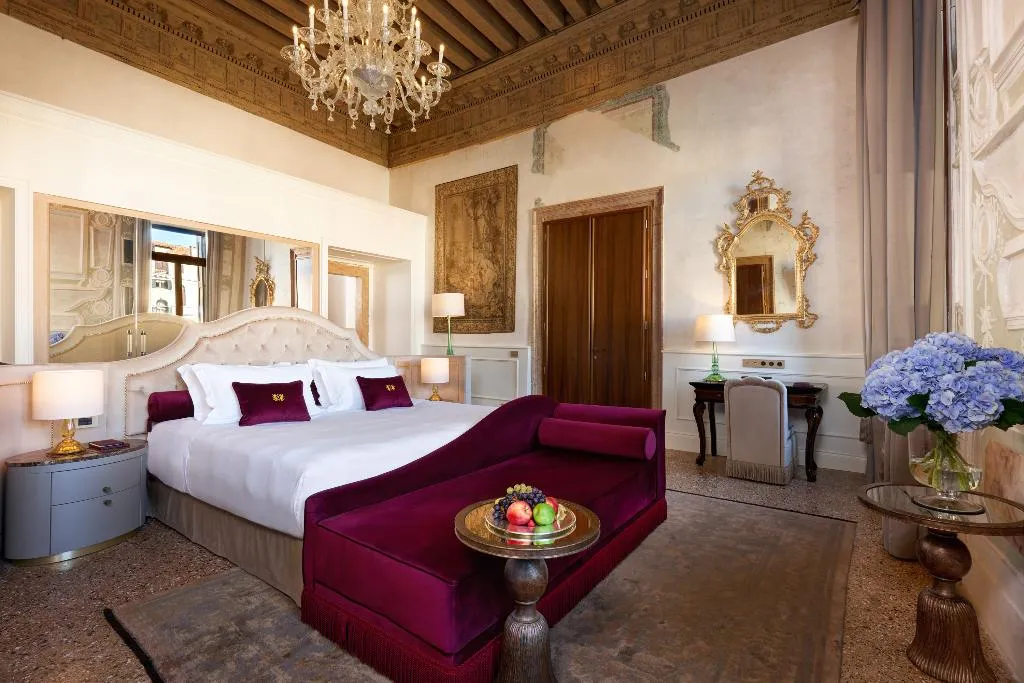 JUNIOR SUITE CANAL VIEW Room, Palazzo Giovanelli e Gran Canal, Venice