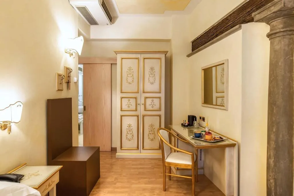 TWIN STANDARD Room, Alba Palace, Florence