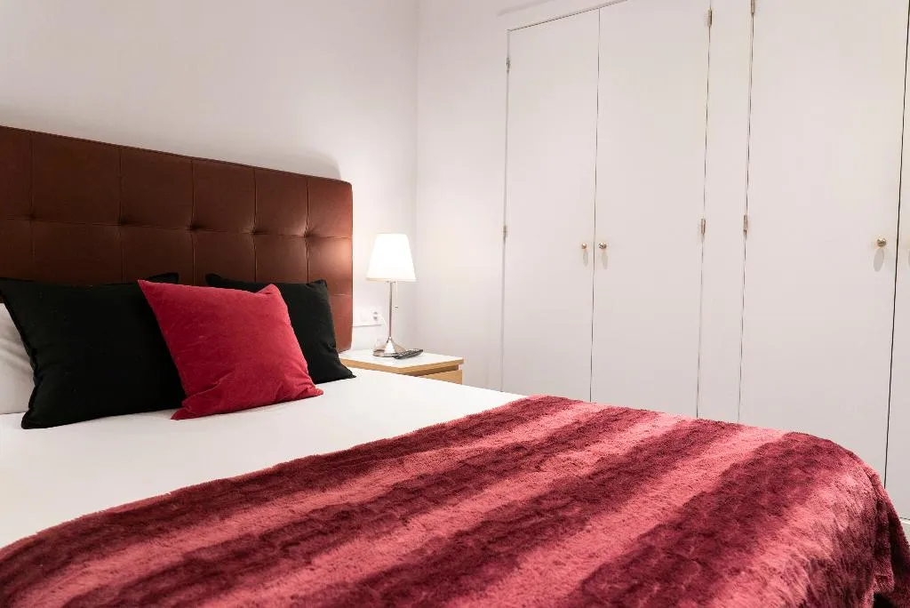 APARTMENT THREE BEDROOMS Room, Dailyflats Raval, Barcelona