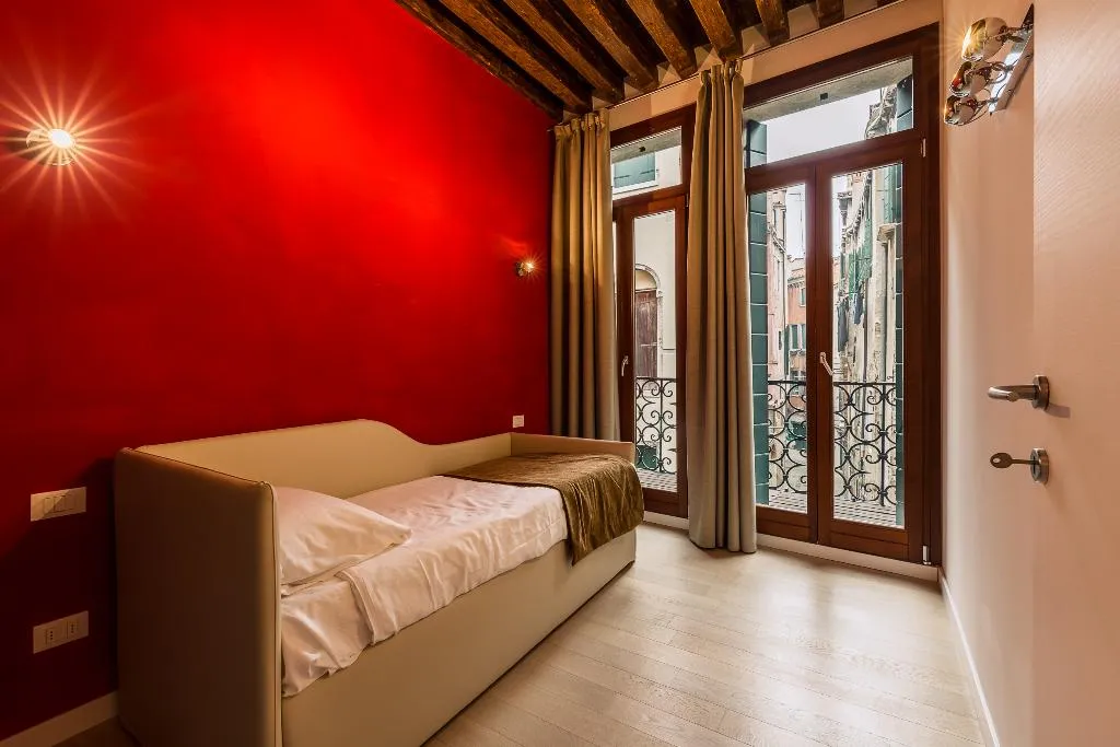 APARTMENT CAPACITY 4 TWO BEDROOMS Room, Charming Palace Corte Del Teatro, Venice