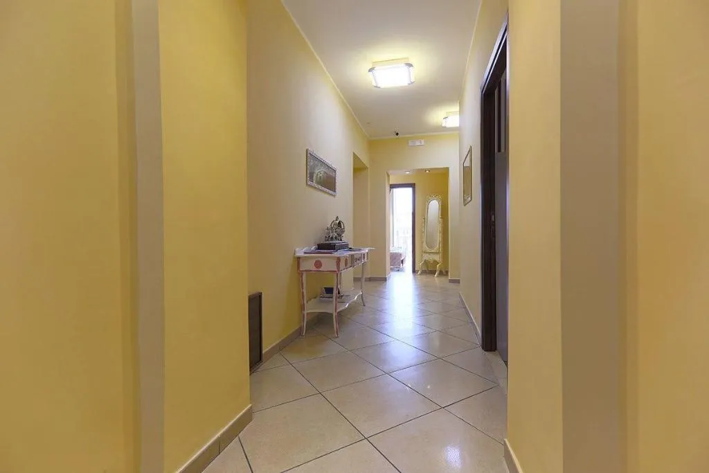 Lobby, New Sayonara, Naples