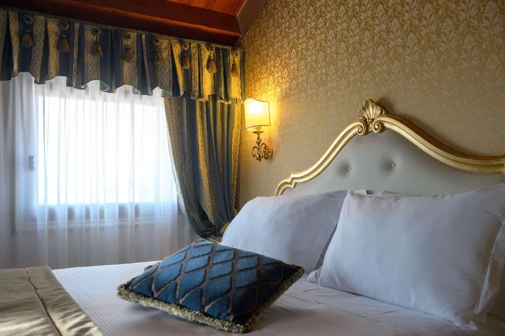 Room QUEEN SIZE BED Room, Hotel Olimpia Venice, BW Signature Collection, Venice