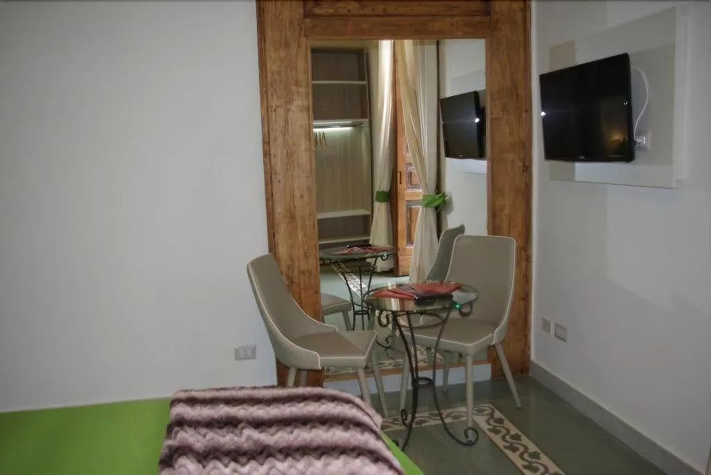Room, B&B Napolimilionaria, Naples