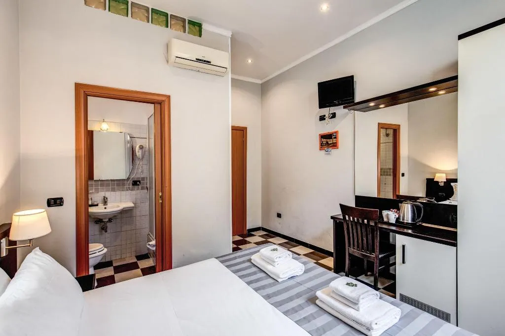 Room, Roma Da Noi, Naples