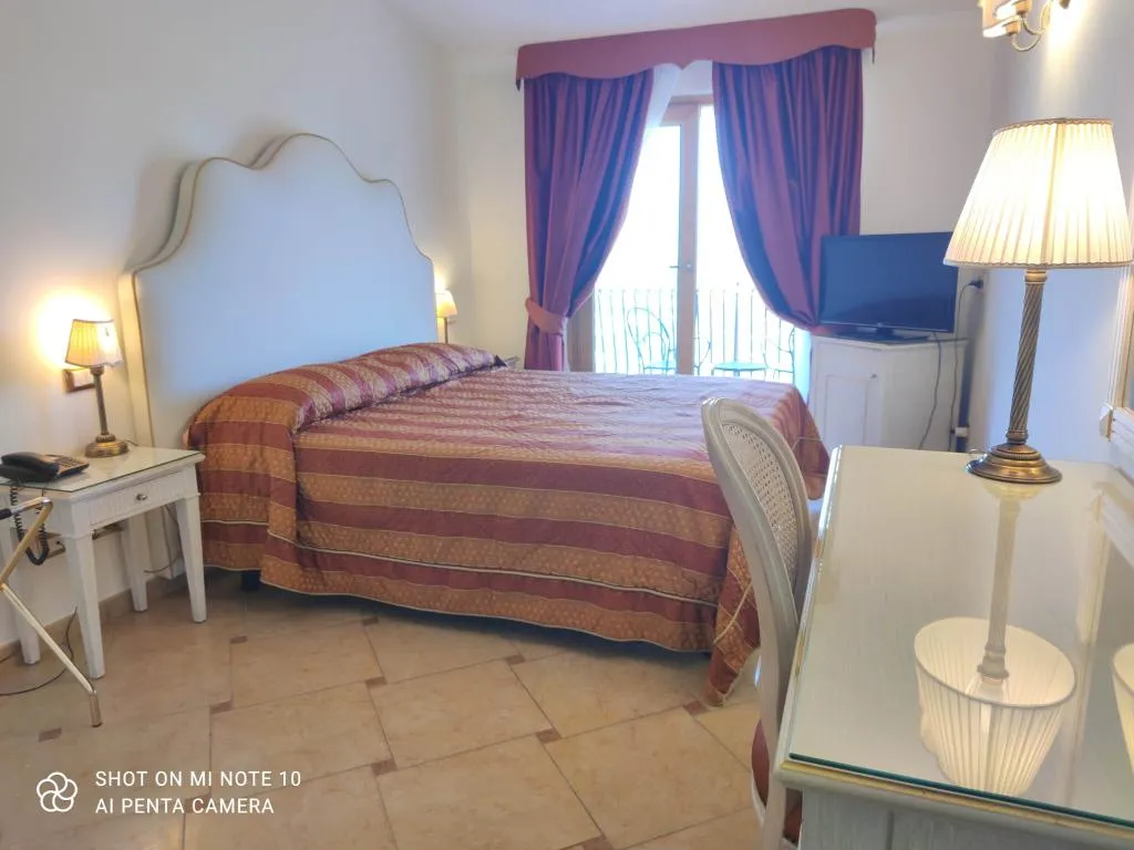 Double or Twin SIDE SEA VIEW WITH BALCONY Room, La Vue D'Or, Naples