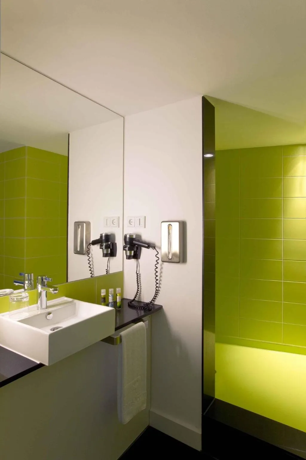 DOUBLE SINGLE USE STANDARD Room, Gat Point Charlie, Berlin