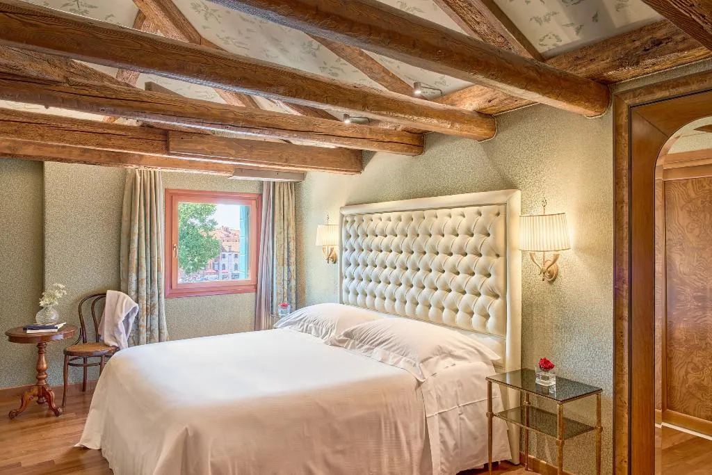 Double or Twin DELUXE CITY VIEW KING BED Room, Santa Chiara, Venice