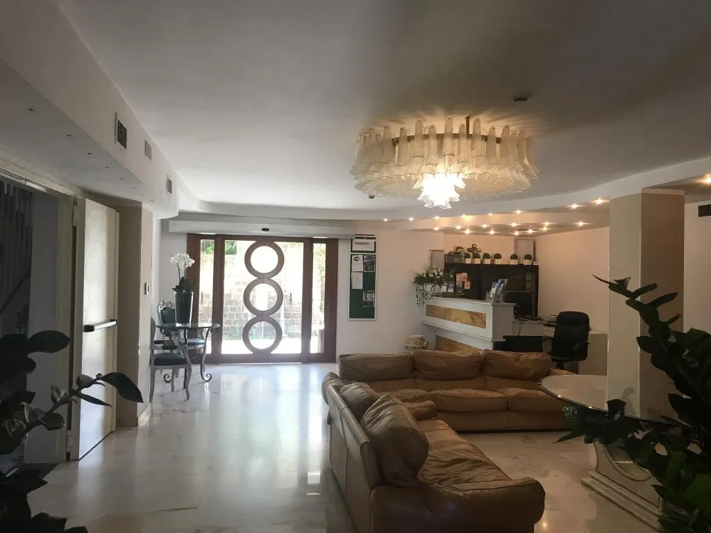 Lobby, Albatros, Naples