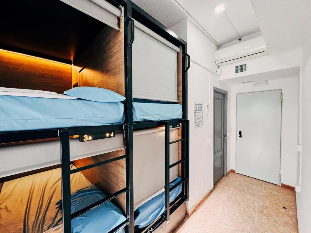 QUADRUPLE STANDARD Room, MadVibes Hostel Gran Vía, Madrid