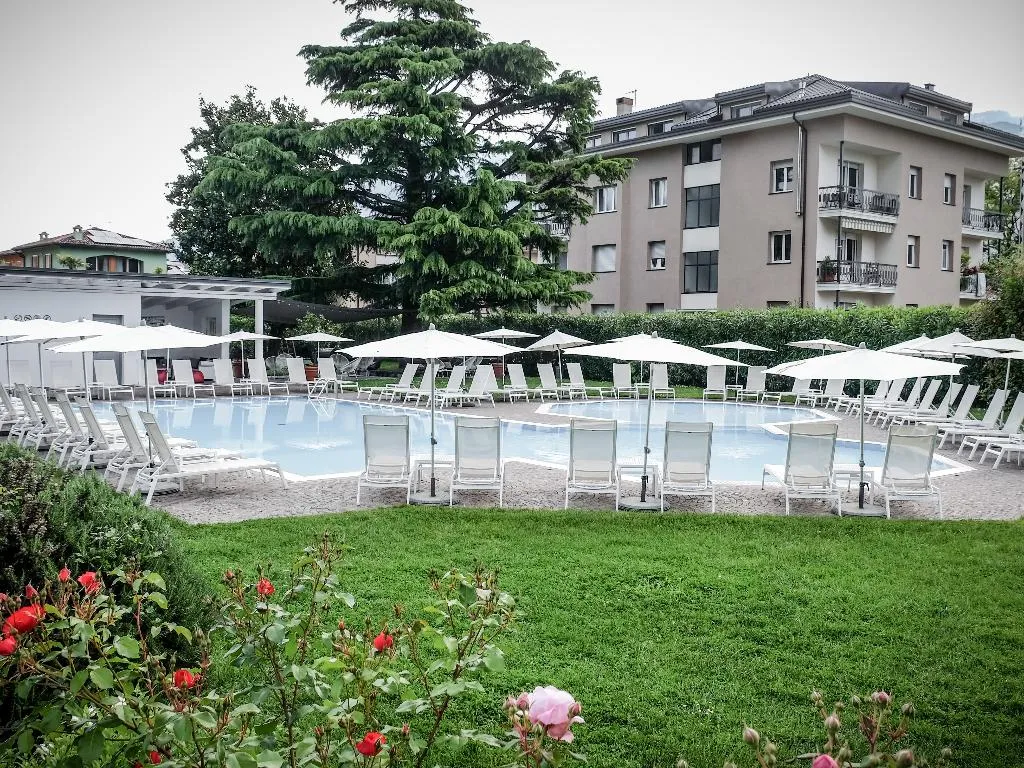 Pool, Luise, Milan