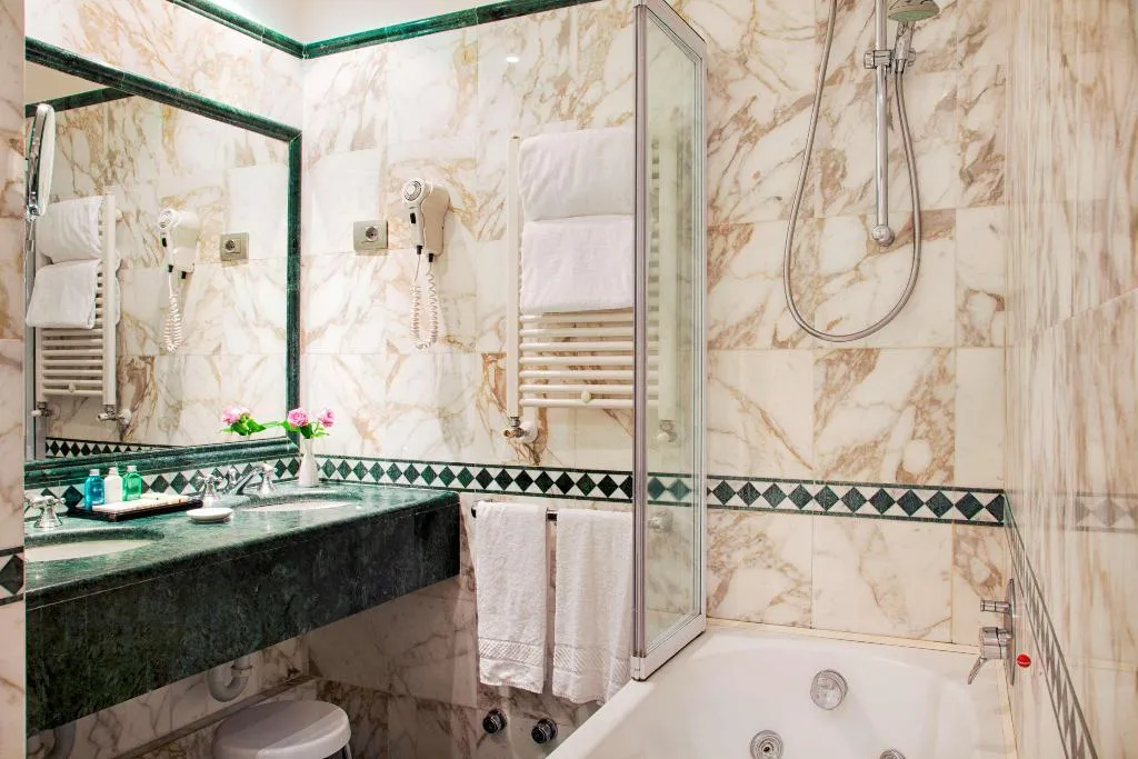 Room, Sina De la Ville, Milan