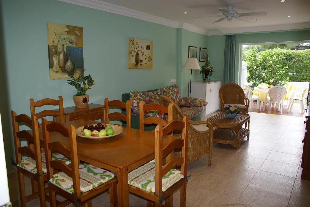 APARTMENT CAPACITY 6 TWO BEDROOMS Room, Hamilton Court, Menorca
