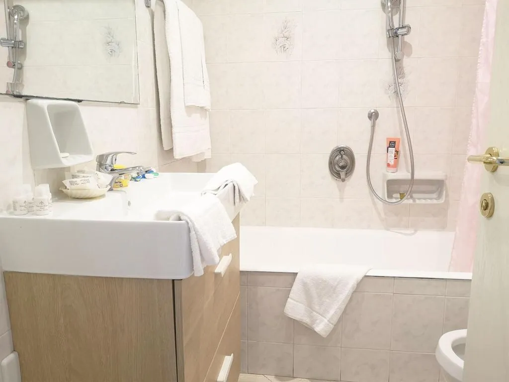 DOUBLE CLASSIC QUEEN BED Room, Hotel Cristina, Naples