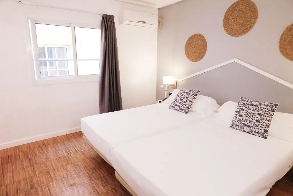Room, Subur, Costa Brava