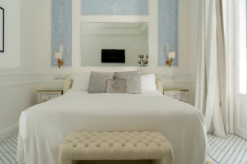 Double or Twin DELUXE SEA VIEW Room, Luxury Villa Excelsior Parco, Naples