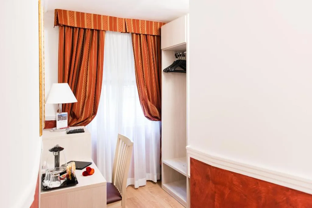 Room, Domus Capilupi, Rome