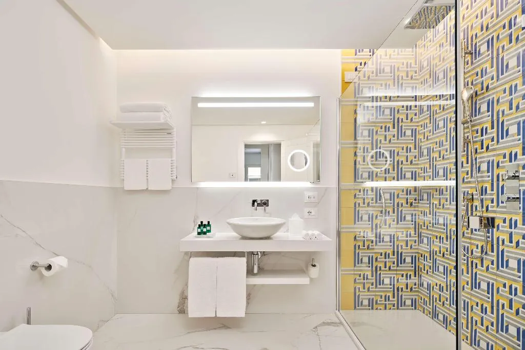 DOUBLE DELUXE SEA VIEW Room, de Bonart Naples-Curio Collection by Hilton, Naples