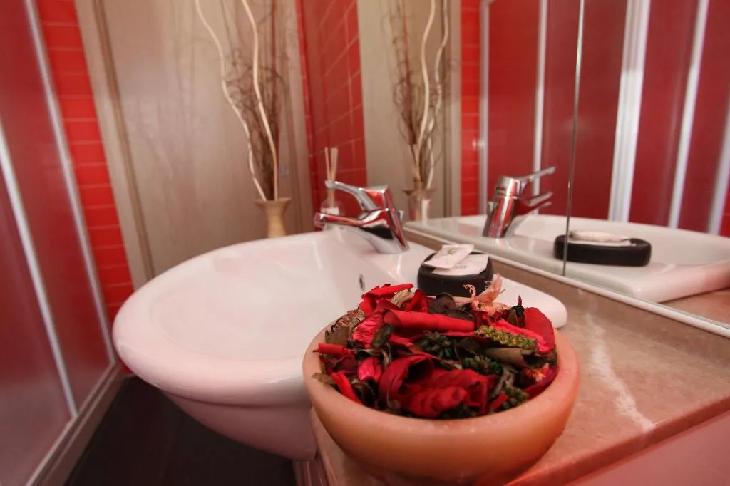 Room, Moonrose, Milan