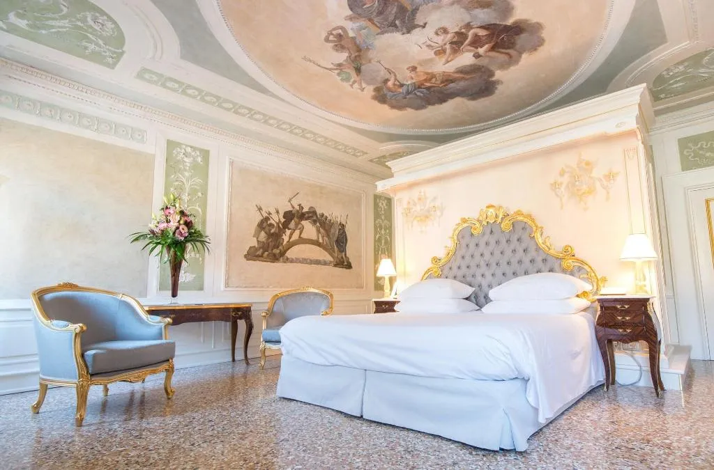 JUNIOR SUITE CANAL VIEW Room, Cà Bonfadini Historic Experience, Venice
