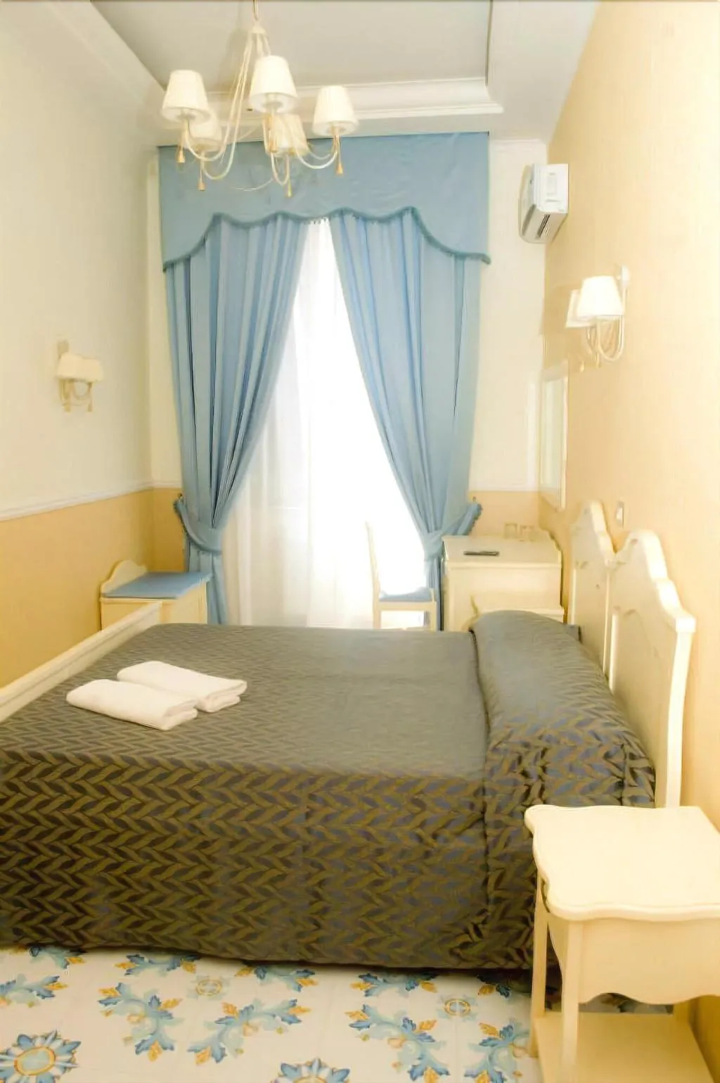 Room, Bed And Breakfast Medea, Naples