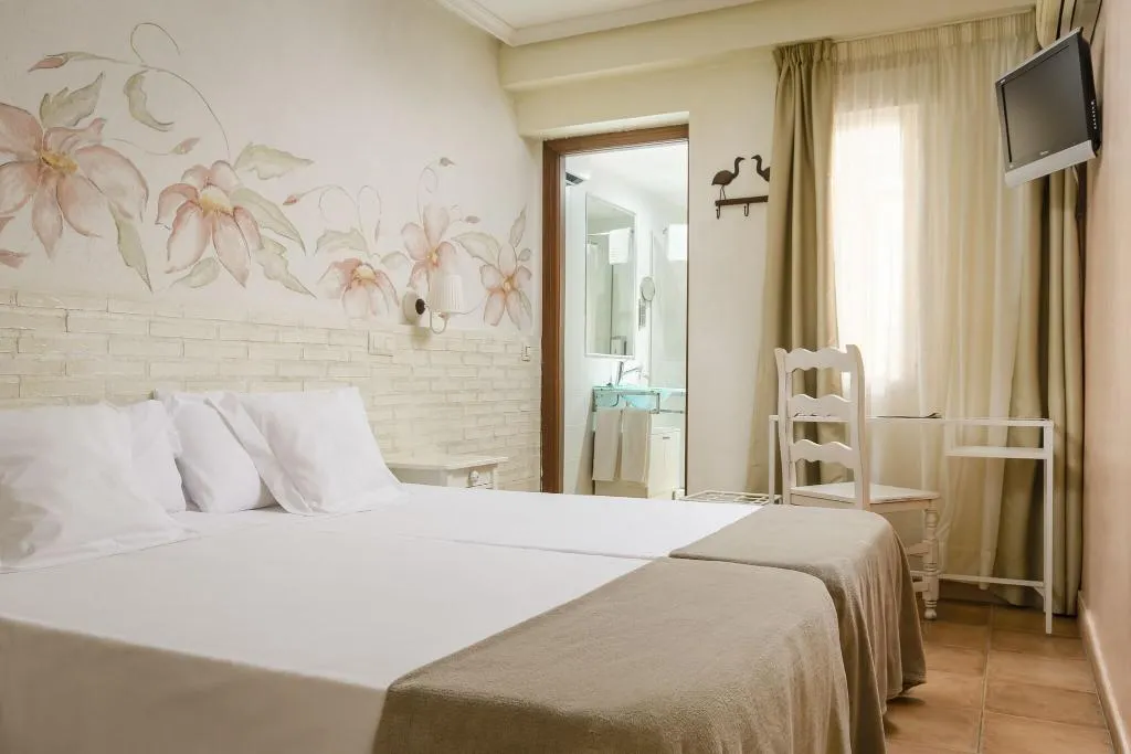 DOUBLE SINGLE USE WITH DOUBLE BED Room, YIT Puerta Bisagra, Madrid