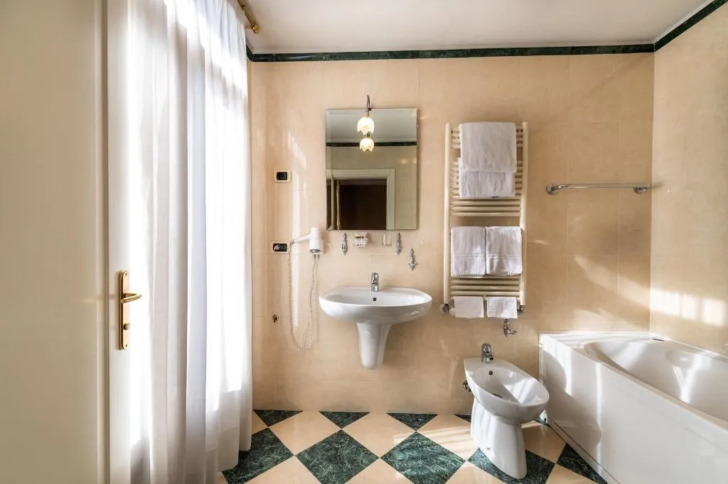 Room, A Tribute To Music, Venice