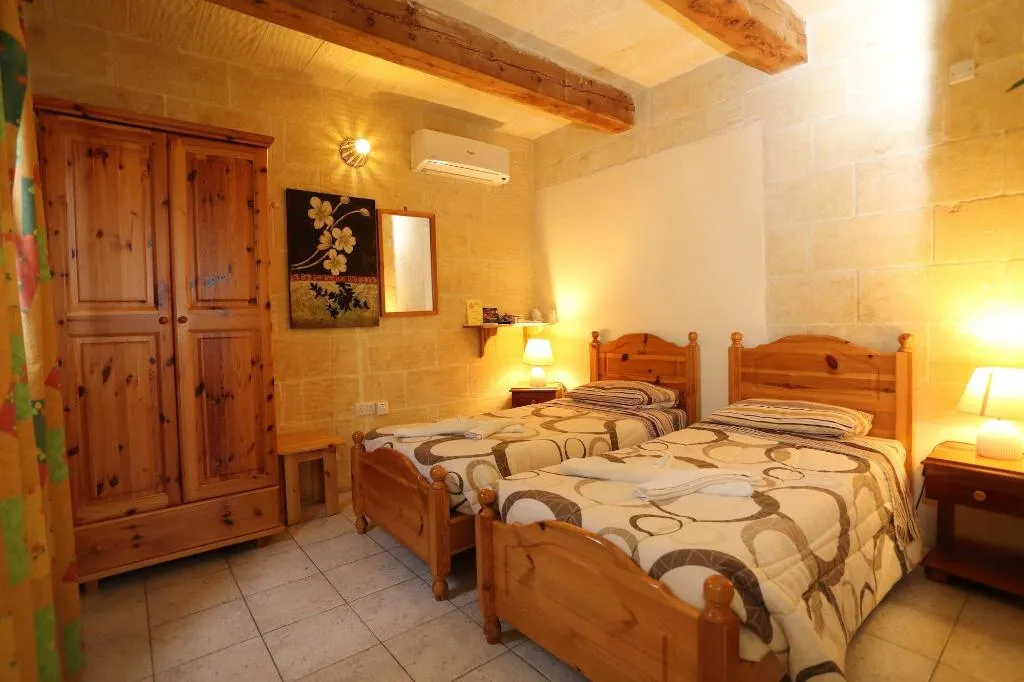 Room, Grotto's Paradise B&B, Gozo