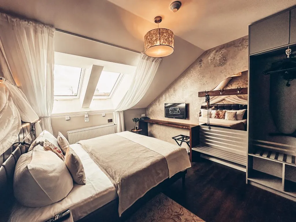 DOUBLE DELUXE KING BED Room, Alfons Boutique Hotel, Prague