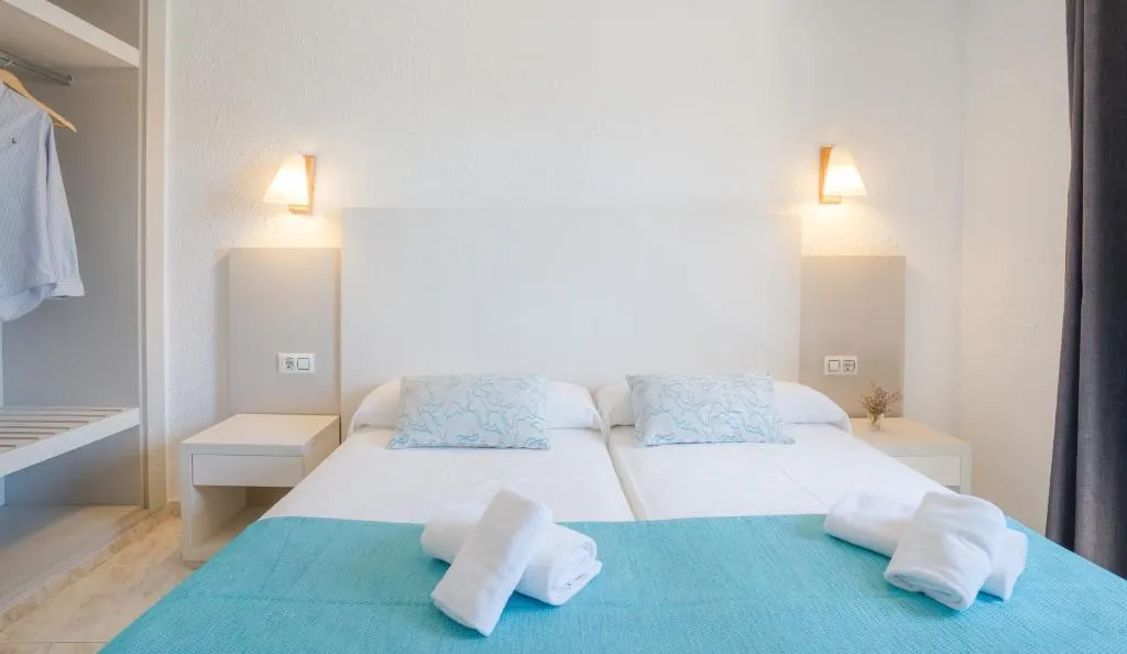 Room, Apartamentos Lentiscos by MIJ, Menorca