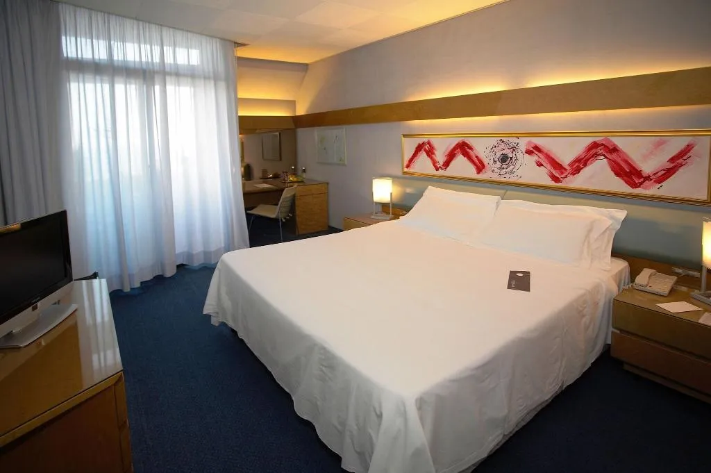 DOUBLE CLASSIC QUEEN BED Room, Four Points by Sheraton Catania Hotel & Conference, Catania