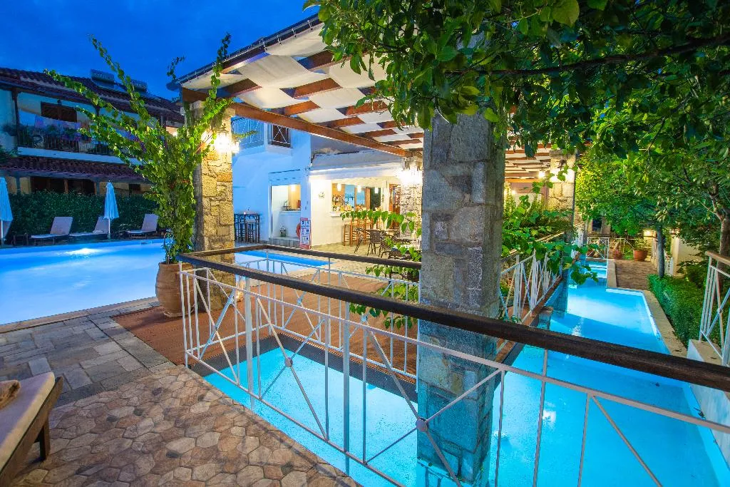 Pool, Neda, Kalamata