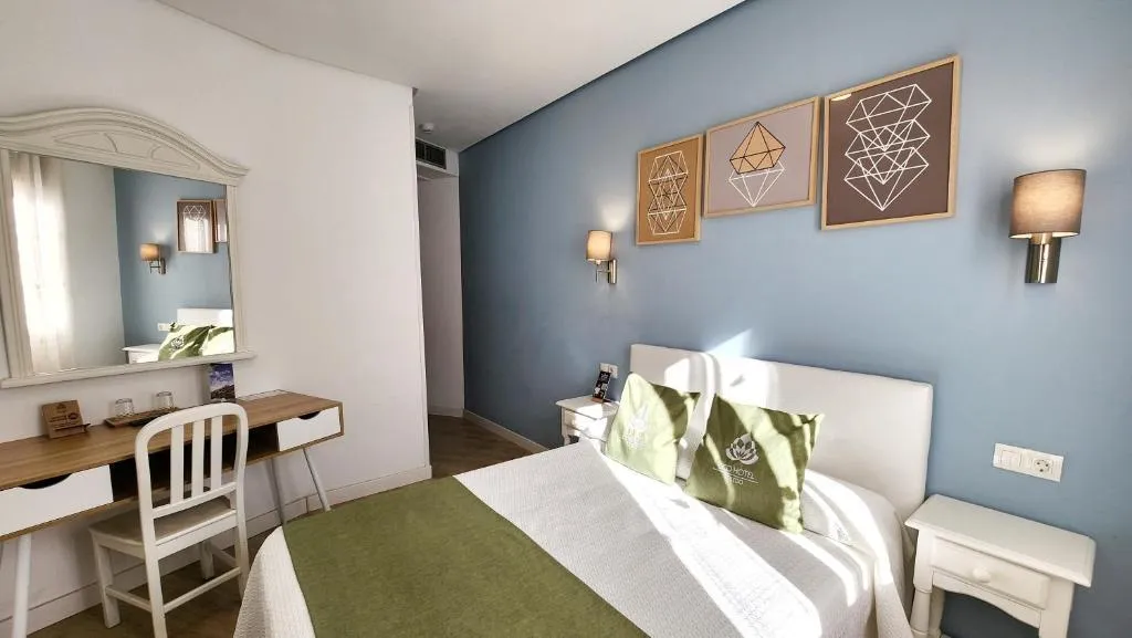 DOUBLE WITH TERRACE Room, Eco Hotel Toledo, Madrid