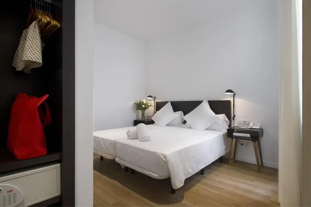 Room, Som Nit Triomf, Barcelona